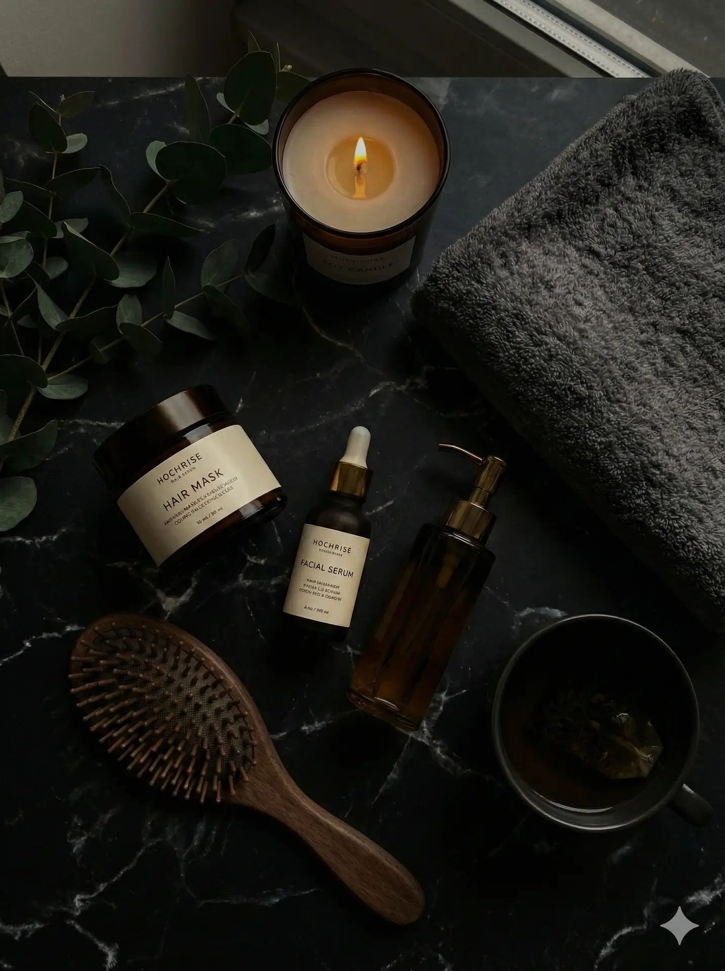 Produtos de cuidados pessoais, como cremes e óleos, organizados sobre uma superfície escura com iluminação dramática e sofisticada.