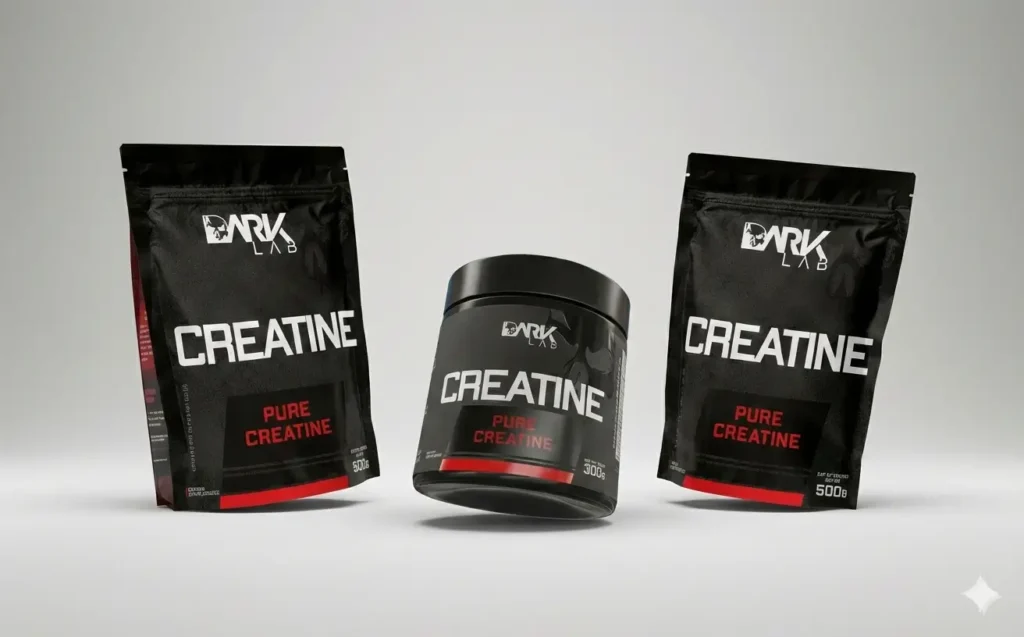 Três embalagens de suplemento alimentar creatina Dark Lab em um fundo de estúdio cinza. O conjunto inclui um pote de "Pure Creatine" de 300g no centro, flanqueado por dois sacos de "Pure Creatine" de 500g.