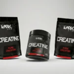 Três embalagens de suplemento alimentar creatina Dark Lab em um fundo de estúdio cinza. O conjunto inclui um pote de "Pure Creatine" de 300g no centro, flanqueado por dois sacos de "Pure Creatine" de 500g.