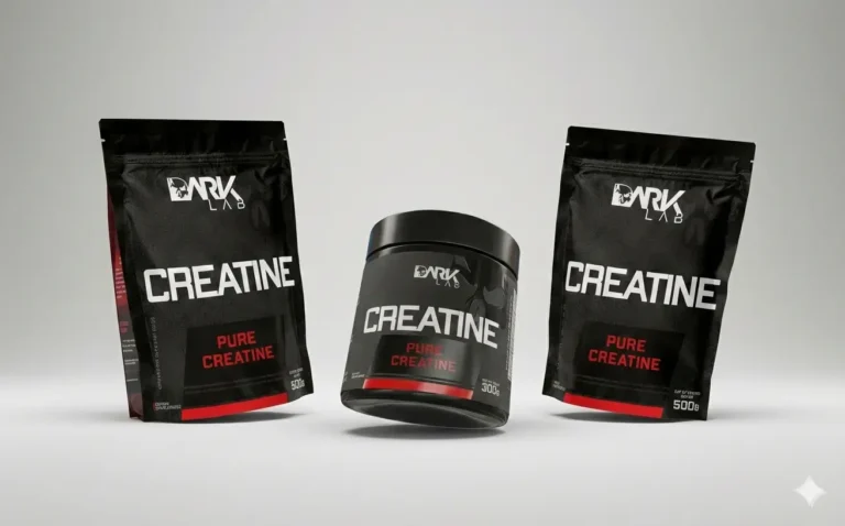 Três embalagens de suplemento alimentar creatina Dark Lab em um fundo de estúdio cinza. O conjunto inclui um pote de "Pure Creatine" de 300g no centro, flanqueado por dois sacos de "Pure Creatine" de 500g.