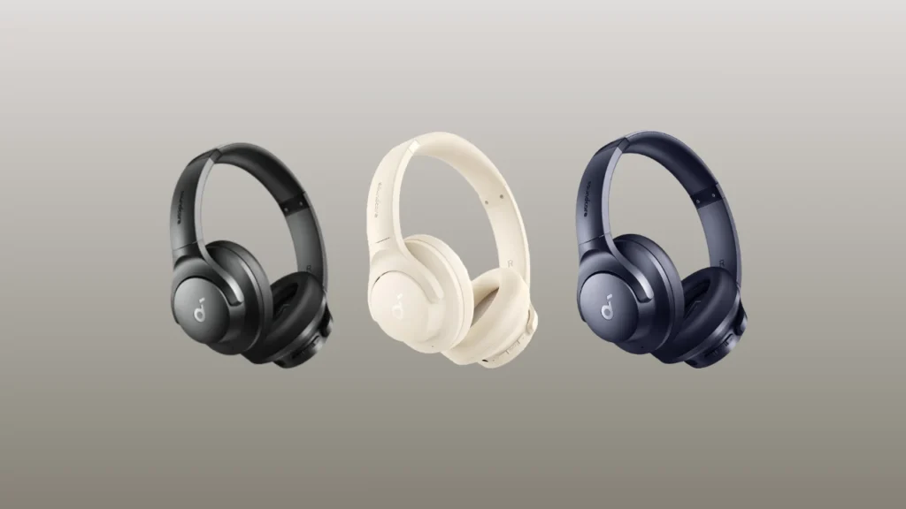 Três fones de ouvido Soundcore Q20i nas cores preto, bege e azul escuro, dispostos lado a lado contra um fundo gradiente neutro.