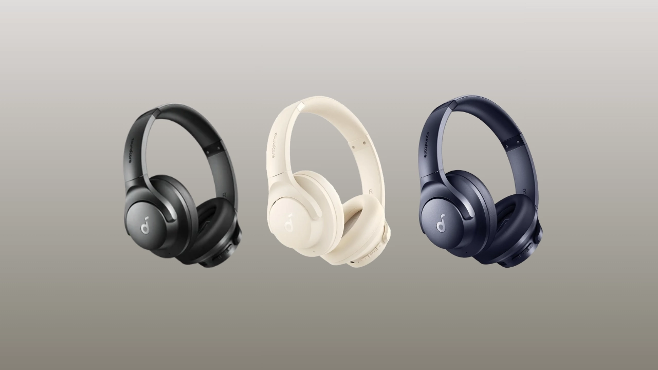 Três fones de ouvido Soundcore Q20i nas cores preto, bege e azul escuro, dispostos lado a lado contra um fundo gradiente neutro.