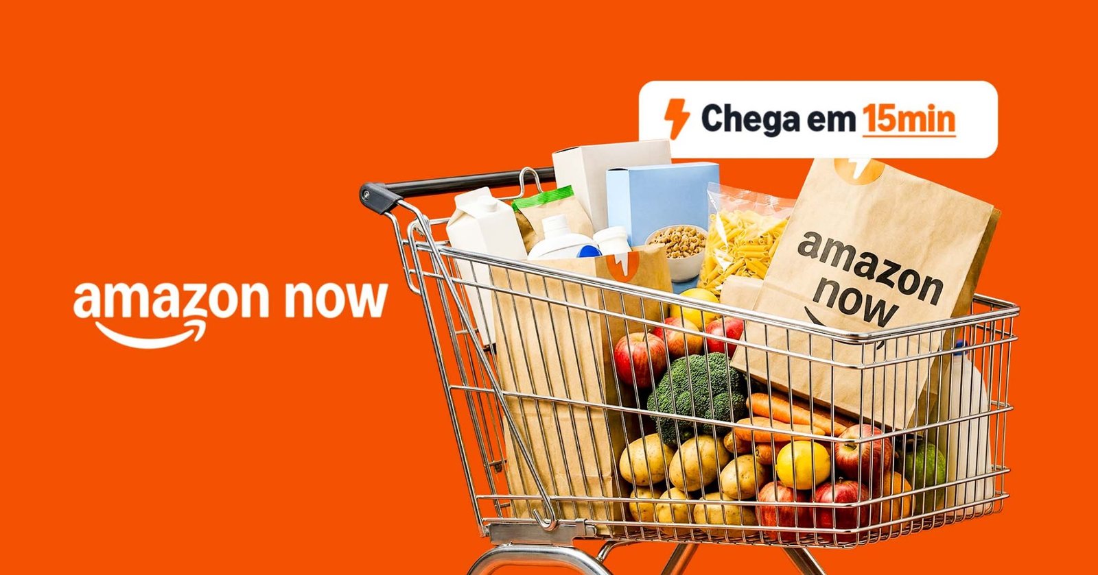 Banner promocional de lançamento do Amazon Now no Brasil com fundo laranja, destacando a promessa de entregas ultrarrápidas em 15 minutos.