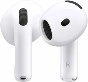 Par de fones Apple AirPods 4 na cor branca vistos de perto, destacando o design aberto clássico e as saídas de áudio, sendo uma excelente opção de melhor fone de ouvido sem fio para usuários do ecossistema Apple.