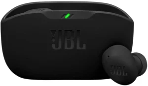 Fone intra-auricular JBL Wave Buds 2 na cor preta em formato de botão ao lado do seu estojo de carregamento fosco com o logotipo em relevo. Uma opção compacta, discreta e com graves marcantes na busca pelo melhor fone de ouvido sem fio.
