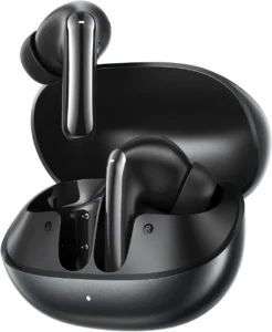 Fones intra-auriculares QCY MeloBuds N20 na cor preta junto ao seu estojo de carregamento aberto. Com hastes de acabamento brilhante, o modelo destaca-se como uma das opções de maior custo-benefício na busca pelo melhor fone de ouvido sem fio.