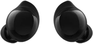 Par de fones intra-auriculares Samsung Galaxy Buds Core na cor preta, exibindo um design ergonômico e compacto em formato de botão sem hastes. Uma opção acessível e muito competente na busca pelo melhor fone de ouvido sem fio.