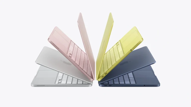 Quatro notebooks MacBook Neo levemente abertos e dispostos em formato de leque, exibindo os teclados e o chassi de alumínio nas cores prateado, blush, amarelo-cítrico e índigo.