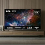 TV TCL C6K instalada sobre um rack de madeira em uma sala de estar sofisticada e minimalista. A tela exibe uma imagem vibrante de uma nebulosa no espaço, destacando selos de tecnologia como QD-Mini LED, Dolby Vision Atmos e 144Hz VRR.
