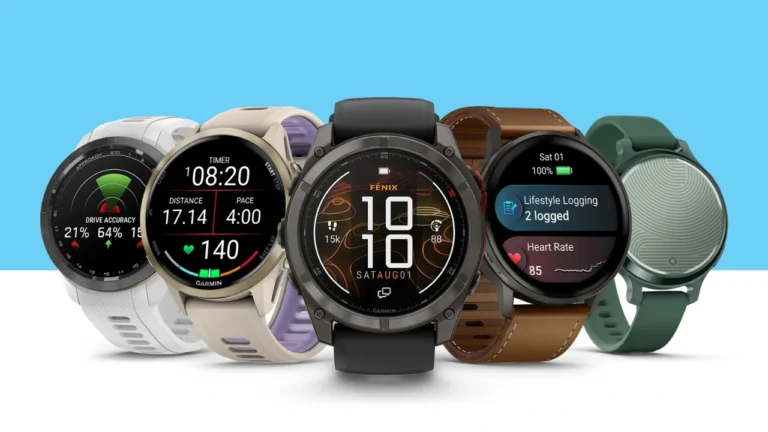 Linha com cinco modelos diferentes de smartwatch Garmin lado a lado, exibindo opções com pulseiras esportivas e casuais em cores como branco, bege, preto, couro marrom e verde, sobre um fundo azul e branco.