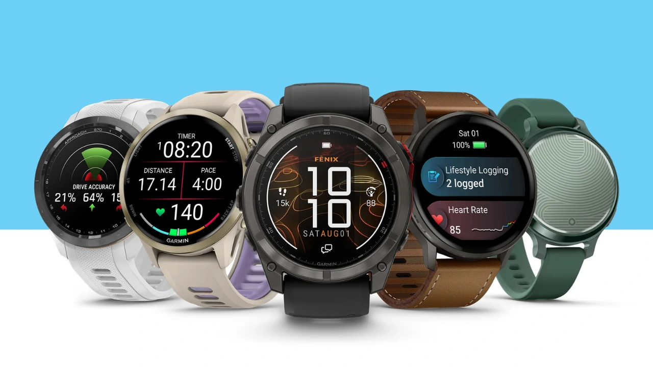 Linha com cinco modelos diferentes de smartwatch Garmin lado a lado, exibindo opções com pulseiras esportivas e casuais em cores como branco, bege, preto, couro marrom e verde, sobre um fundo azul e branco.
