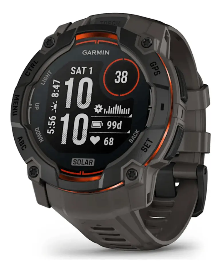 Relógio robusto smartwatch Garmin Instinct 3 Solar na cor cinza escuro com detalhes em laranja, exibindo tela digital com indicador de carregamento solar e bateria de 99 dias.
