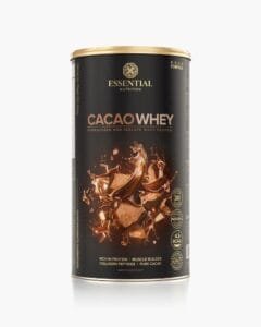 Lata preta com detalhes dourados do suplemento Essential Nutrition Cacao Whey sabor chocolate, classificado entre os melhores whey protein em 2026. A embalagem apresenta uma ilustração realista de respingos e pedaços de chocolate, destacando no rótulo ser uma proteína hidrolisada e isolada com peptídeos de colágeno, adoçantes naturais, 22g de proteína e 4,3g de BCAA.