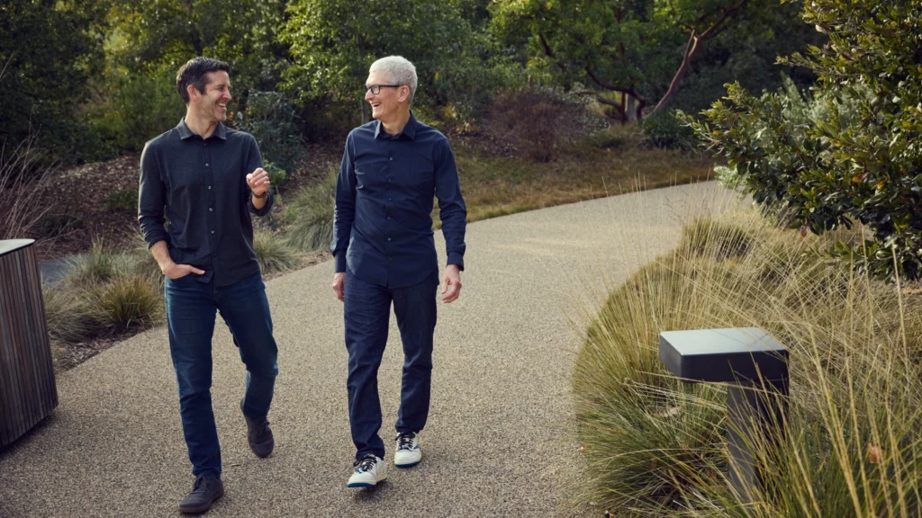 O novo CEO da Apple, John Ternus, caminha ao lado de Tim Cook, seu antecessor, no Apple Park.