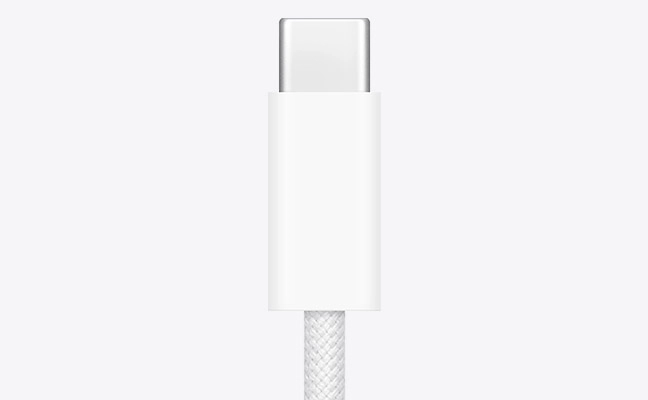 Close-up de um cabo USB-C branco com acabamento em tecido trançado, destacando a nova conectividade dos AirPods Max 2 para carregamento rápido e suporte a áudio lossless de alta fidelidade.