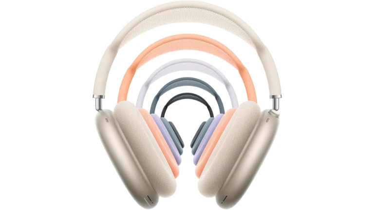 Uma imagem de estúdio empilhada mostrando cinco novas cores para os fones de ouvido AirPods Max 2 da Apple. O modelo de cor creme está na frente, com versões em laranja, branco, roxo, azul e preto aninhadas atrás.