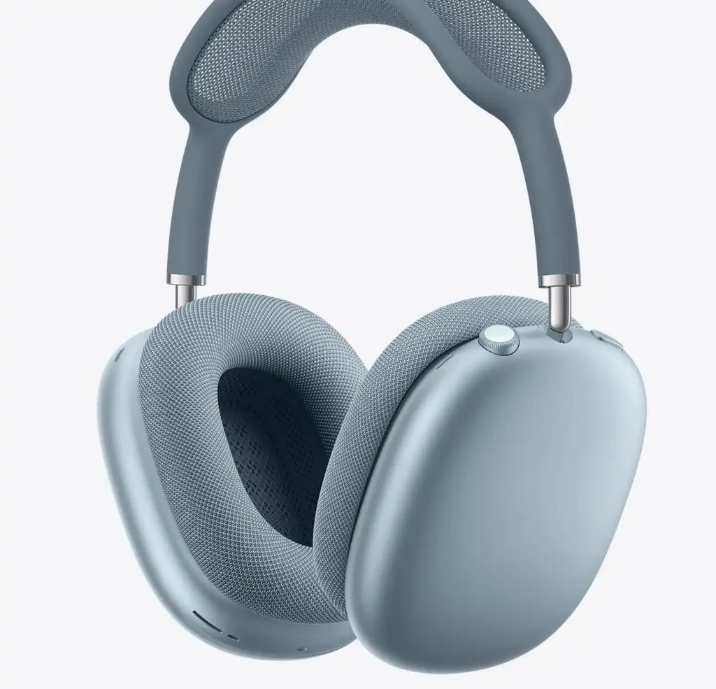 Close-up em ângulo dos fones de ouvido AirPods Max 2 na cor azul. A imagem destaca a textura das almofadas acústicas, o acabamento em alumínio fosco da concha e a Digital Crown na parte superior, exibindo o visual premium do dispositivo.