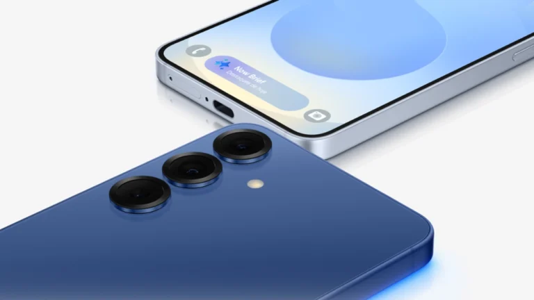 Dois smartphones Samsung na cor azul, exibindo as câmeras traseiras e a tela com widgets de inteligência artificial, ilustrando que o Galaxy S25 bloqueia ligações de spam.
