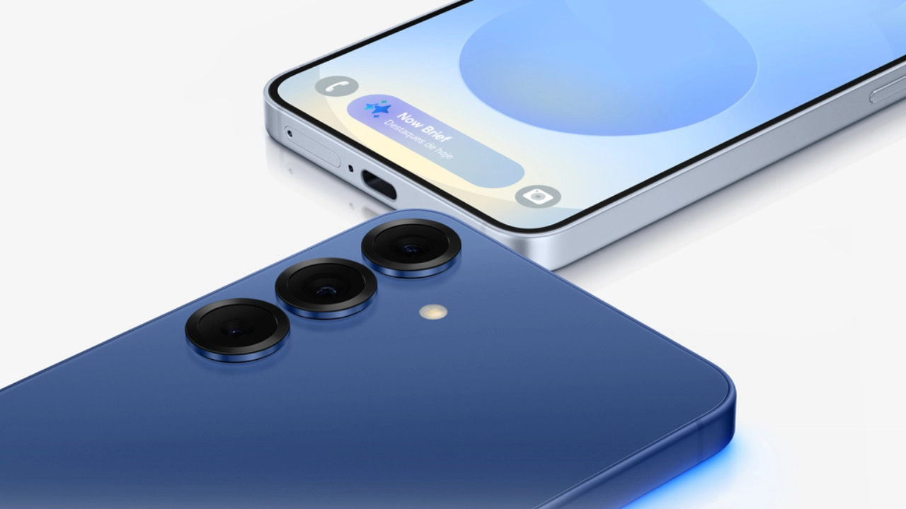 Dois smartphones Samsung na cor azul, exibindo as câmeras traseiras e a tela com widgets de inteligência artificial, ilustrando que o Galaxy S25 bloqueia ligações de spam.