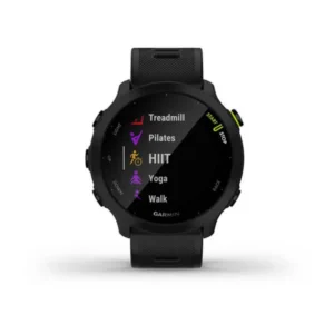 Visão frontal do relógio Garmin Forerunner 55 com a tela ligada exibindo o menu de modalidades de treino, com opções em destaque para esteira, pilates, HIIT, yoga e caminhada.