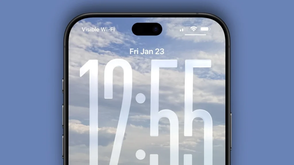 Detalhe da parte superior da tela de um smartphone simulando o iPhone 18 Pro. A imagem mostra uma tela de bloqueio com papel de parede de nuvens azuis, relógio em destaque e um recorte de câmera (Dynamic Island) reduzido no topo.