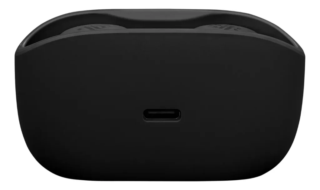 Visão traseira do estojo de carregamento do fone JBL Wave Buds na cor preta. A imagem destaca o design aberto sem tampa, com os fones fixados magneticamente no topo, e a entrada USB-C para recarga da bateria.