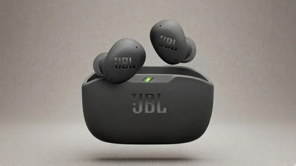 Fones de ouvido intra-auriculares JBL Wave Buds pretos flutuando acima de seu estojo de carregamento aberto com indicadores LED de carga verdes. O logotipo JBL está visível em todos os componentes.