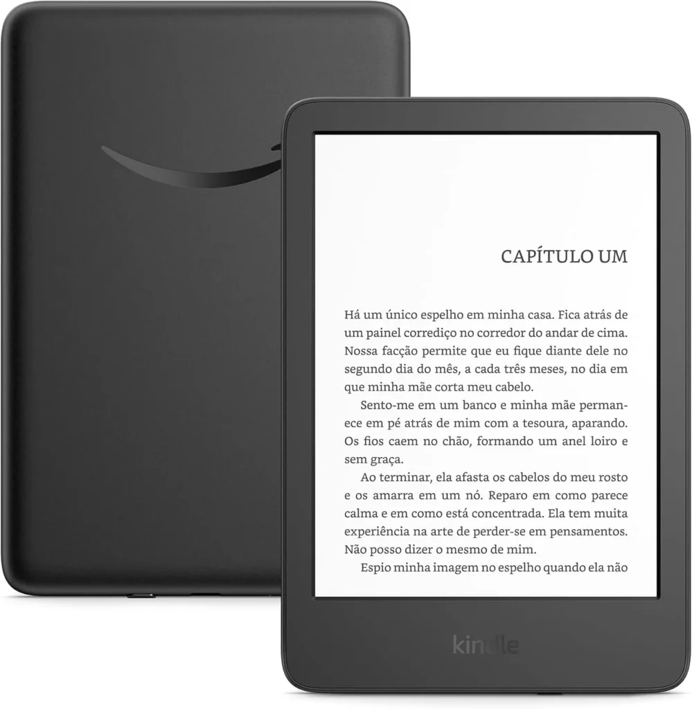 Visão frontal e traseira do e-reader Kindle 16 GB (Geração mais recente) na cor preta, exibindo o primeiro capítulo de um livro em sua tela antirreflexo.