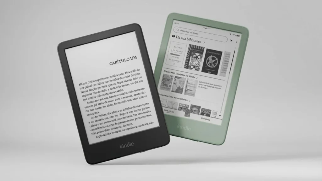 Visão de estúdio de dois e-readers Kindle 16 GB (Geração mais recente) flutuando. O Kindle preto à esquerda mostra o texto 'Capítulo Um' e o Kindle verde à direita exibe a tela 'Da sua biblioteca' com várias capas de livros.