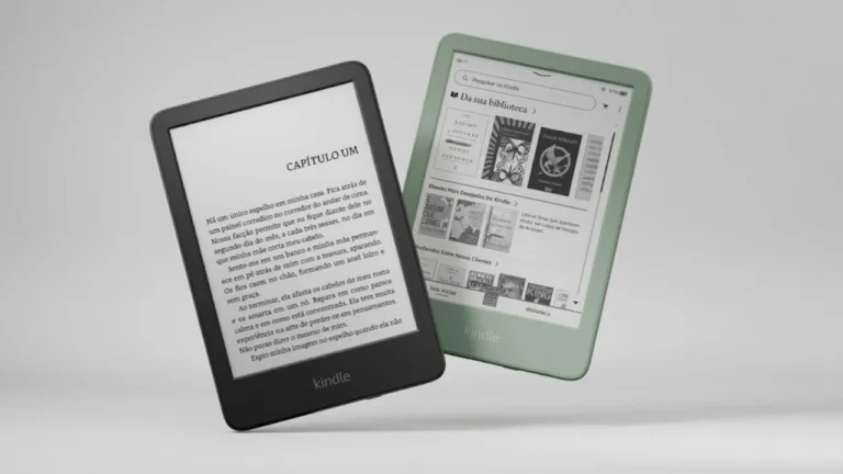 Visão de estúdio de dois e-readers Kindle 16 GB (Geração mais recente) flutuando. O Kindle preto à esquerda mostra o texto 'Capítulo Um' e o Kindle verde à direita exibe a tela 'Da sua biblioteca' com várias capas de livros.