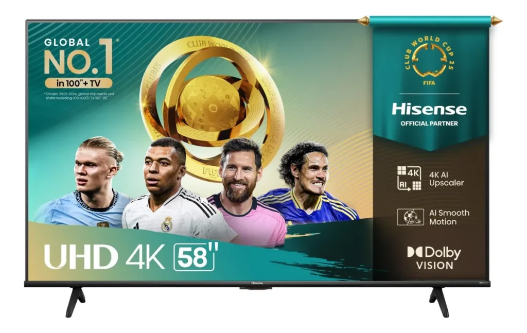Smart TV Hisense 58A6NV, excelente opção de tela grande entre as melhores TVs para a Copa do mundo 2026, vista de frente. A tela exibe um banner promocional do Mundial de Clubes da FIFA destacando jogadores de futebol como Haaland, Mbappé, Messi e Cavani. Há letreiros indicando 'UHD 4K 58"', além de ícones destacando as tecnologias 4K AI Upscaler, AI Smooth Motion e Dolby Vision.