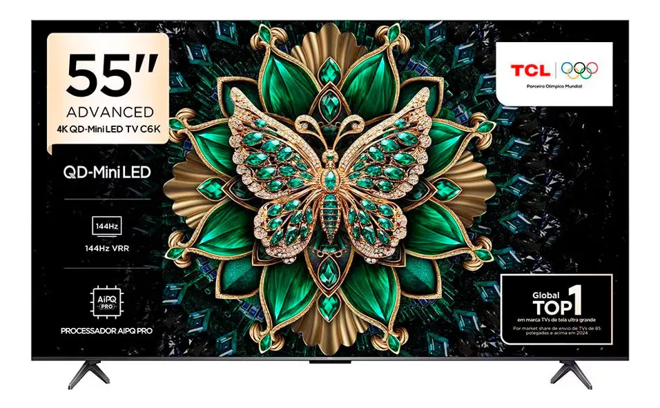 Smart TV TCL 55C6K QD-MiniLED, um dos grandes destaques entre as melhores TVs Copa 2026, exibindo a imagem de uma borboleta detalhada com joias verdes e douradas. A tela destaca suas principais especificações, como 55 polegadas, painel QD-Mini LED, taxa de atualização de 144Hz VRR e o processador AiPQ Pro.