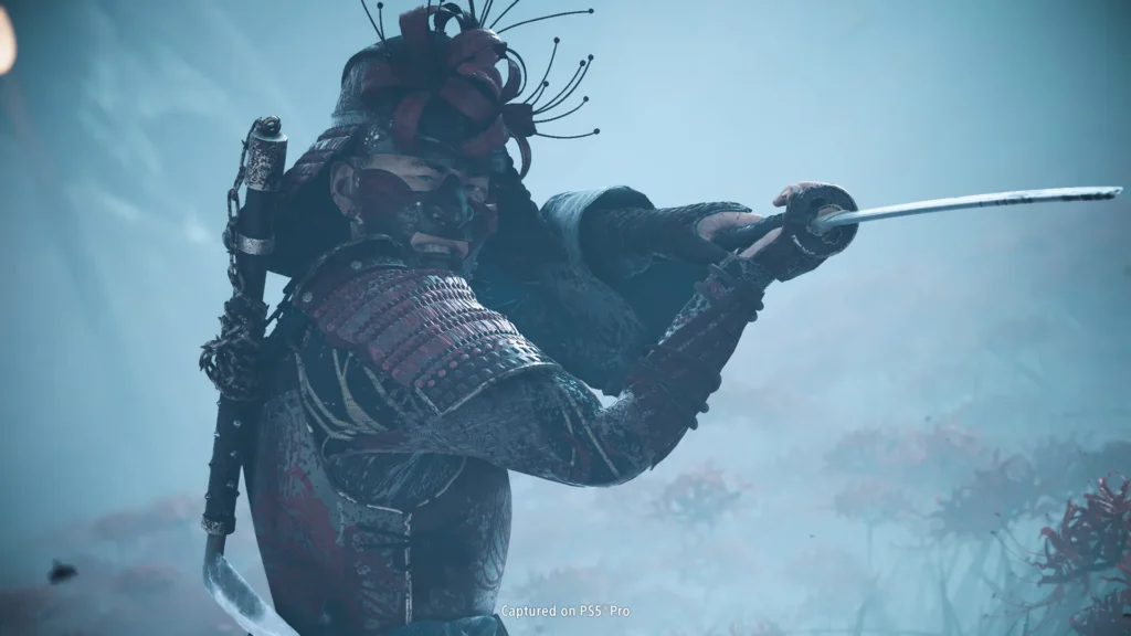Personagem com máscara e armadura de samurai empunhando uma espada katana em um cenário com névoa no jogo Ghost of Yōtei, capturado no PS5 Pro.