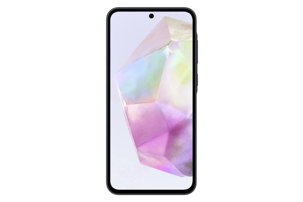 Visão frontal do smartphone Samsung Galaxy A35, destacando sua tela grande com bordas arredondadas e a câmera de selfie centralizada. O display exibe um papel de parede com um cristal em tons vibrantes de rosa, roxo e verde.