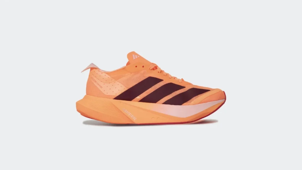 Fotografia de perfil lateral completo do tênis de corrida Adidas Adizero Drive RC Feminino na cor laranja, destacando o cabedal em mesh respirável, as três listras escuras e a espessura da entressola de espuma Lightstrike sobre fundo branco.