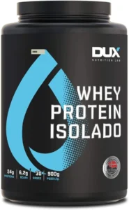 Pote preto de Whey Protein Isolado sabor Coco da marca Dux Nutrition Lab, com 900g. A etiqueta possui um design moderno com uma gota azul e branca e o nome do produto em letras brancas grandes. Na base da etiqueta, são apresentadas as informações por dose: 24g de proteína, 6,2g de BCAAs e 30 doses. Inclui também um selo de proteína importada da Dinamarca.