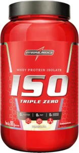 Pote vermelho com tampa preta do suplemento Integralmédica ISO Triple Zero sabor baunilha (900g), destaque entre os melhores whey protein em 2026. O rótulo apresenta a palavra ISO em letras prateadas grandes e ressalta sua fórmula Whey Protein Isolate com 0% glúten, 0% gordura e 0% açúcar adicionado.
