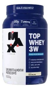 Pote azul e branco do suplemento Max Titanium Top Whey 3W Mais Performance sabor baunilha (900g), destaque entre os melhores whey protein em 2026. O rótulo evidencia a alta concentração de 32g de proteína e 7.290mg de BCAA por porção, além da combinação das proteínas WPC, WPI e WPH.