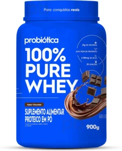 Pote azul do suplemento Probiótica 100% Pure Whey sabor chocolate (900g), listado entre os melhores whey protein em 2026. O rótulo traz uma ilustração de pedaços e respingos de chocolate, destacando a oferta de 21g de proteína, 4.789mg de BCAA e o rendimento de 30 porções.